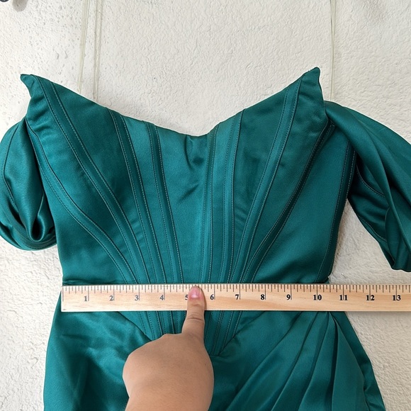 House of CB  Loretta Emerald Green Satin Off‎ Shoulder Dress Size XS NWOT - Picture 12 of 12